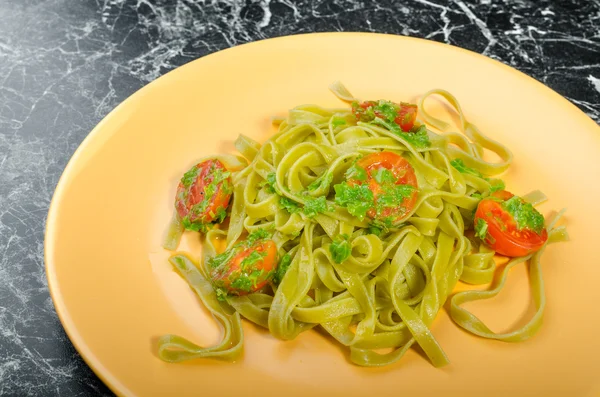 Çam fıstığı, domates ve fesleğen pesto makarna — Stok fotoğraf