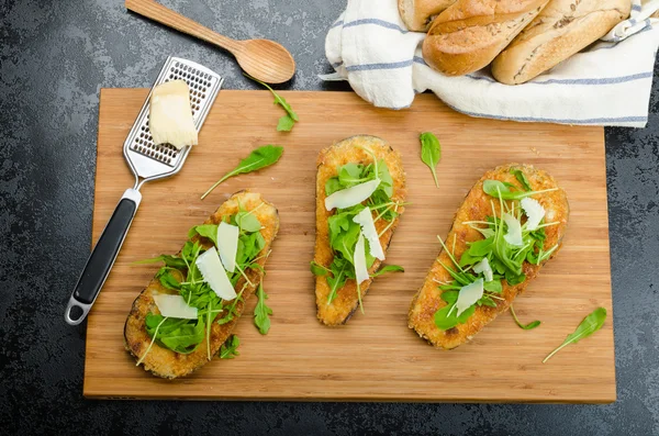 Aubergine frite, frite en croûte de parmesan — Photo