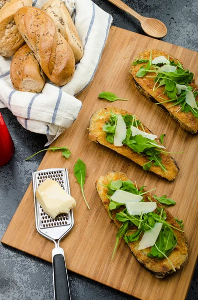 Berenjena frita, frita en corteza de parmesano —  Fotos de Stock