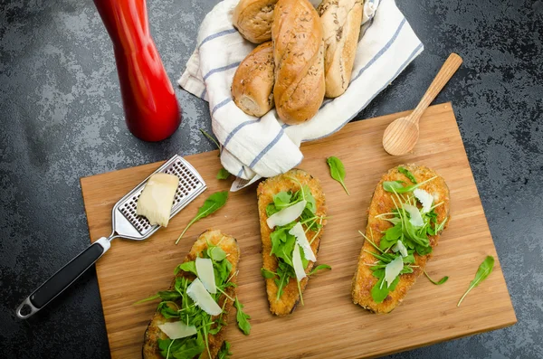 Berinjela frita, frita em crosta parmesão — Fotografia de Stock