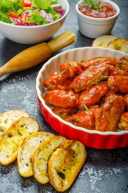 sıcak tavuk kanatları, habanero sosu, salata