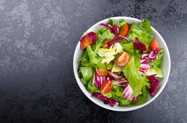Verse gemengde salade met witloof en cherry — Stockfoto