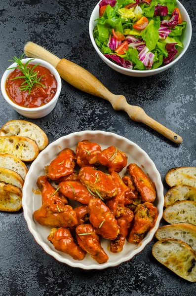 Hete kippenvleugeltjes, habanero souce, salade — Stockfoto