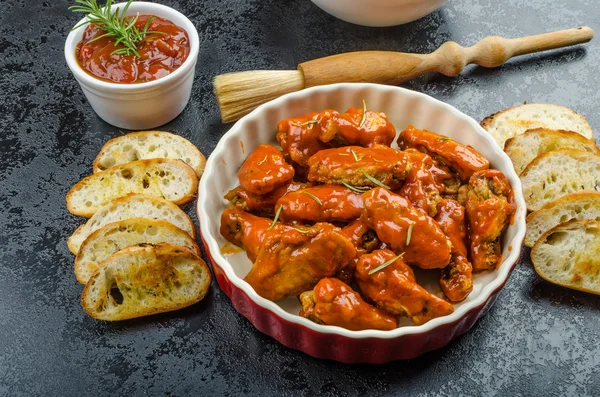 Hete kippenvleugeltjes, habanero souce, salade — Stockfoto