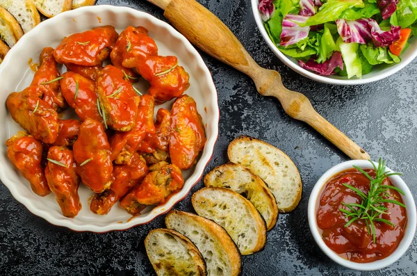 Hete kippenvleugeltjes, habanero souce, salade — Stockfoto