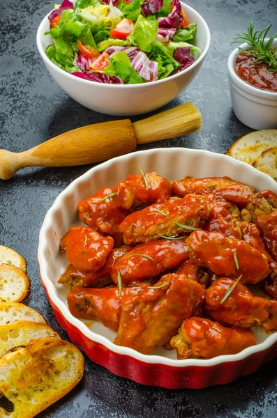 Hot chicken wings, habanero souce, salad — Stock Photo, Image