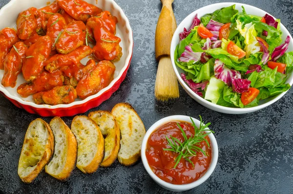 Hot chicken wings, habanero souce, salad — Stock Photo, Image