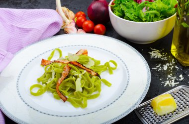 Organik sarımsak ile İtalyan ıspanaklı makarna