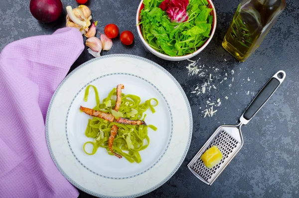 Italian spinach pasta with organic garlic — Stock Photo, Image