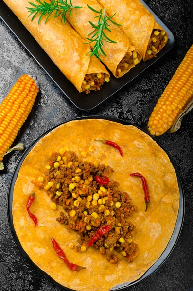 Tomato tortilla with spicy meat mixture — Stock Photo, Image