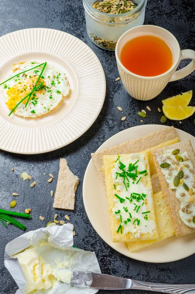 Crispbread croustillant avec tartinade de fromage à la ciboulette et Crispbread croustillant avec tartinade de fromage croustillant ciboulette et graines — Photo