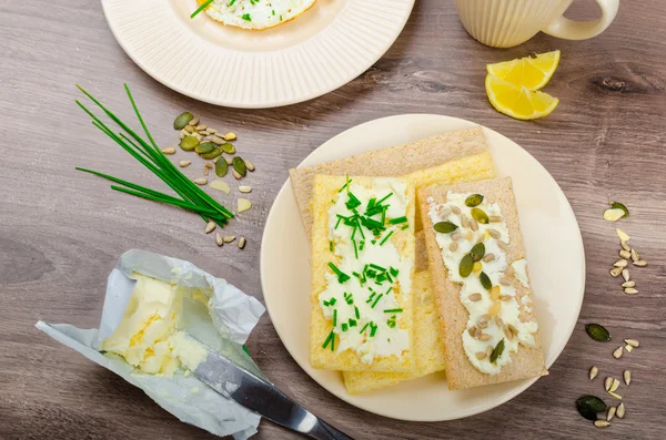 Crujiente Pan crujiente con queso untado con cebollino y Crujiente Pan crujiente con queso cuajado untado cebollino y semillas — Foto de Stock