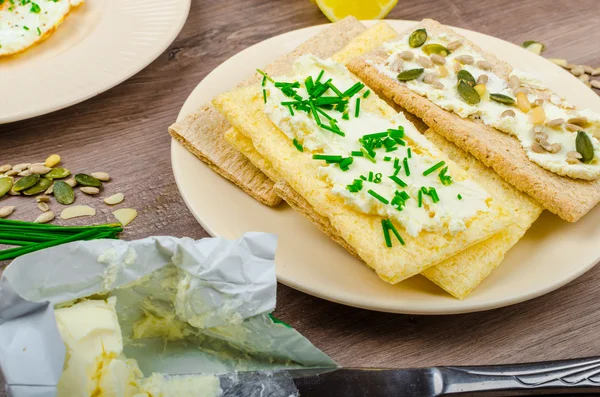 Crujiente Pan crujiente con queso untado con cebollino y Crujiente Pan crujiente con queso cuajado untado cebollino y semillas —  Fotos de Stock