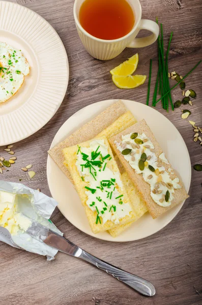 Crisp Crispbread com queijo espalhado com cebolinha e Crisp Crispbread com queijo coalhado espalhar cebolinha e sementes — Fotografia de Stock