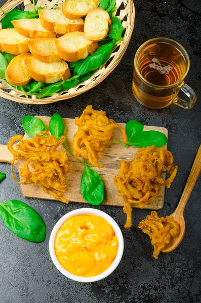 Knusprige Zwiebelbhajis — Stockfoto