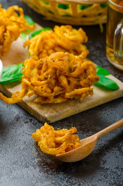 Knusprige Zwiebelbhajis — Stockfoto