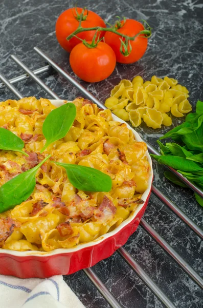 Baked homemade pasta with leeks, bacon and cream — Stock Photo, Image