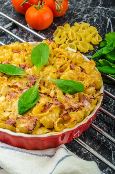 Pastas caseras al horno con puerros, tocino y crema —  Fotos de Stock