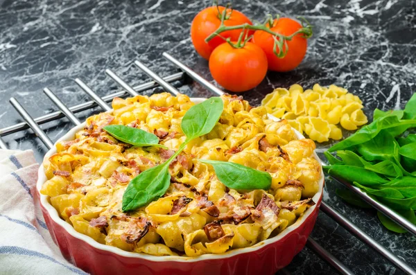 Baked homemade pasta with leeks, bacon and cream — Stock Photo, Image