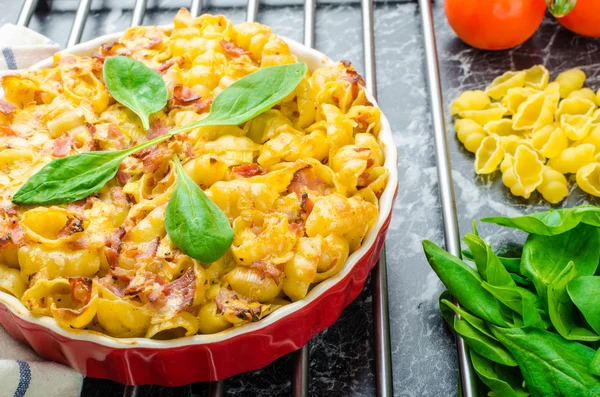 Baked homemade pasta with leeks, bacon and cream — Stock Photo, Image