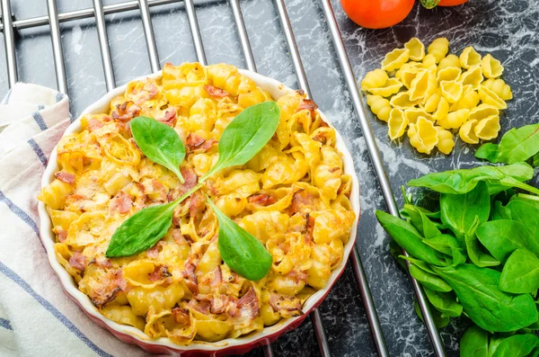 Pastas caseras al horno con puerros, tocino y crema —  Fotos de Stock