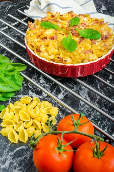 Pastas caseras al horno con puerros, tocino y crema —  Fotos de Stock