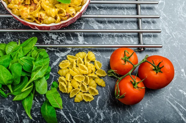 Bakat hemgjord pasta med purjolök, bacon och grädde — Stockfoto
