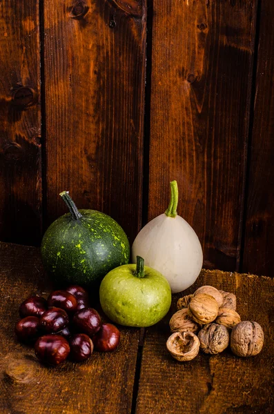 Halloween naturaleza muerta de calabazas, inscripción, sombras —  Fotos de Stock