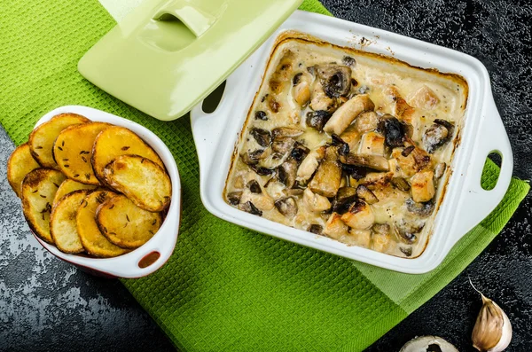 Baked chicken with mushrooms and cream — Stock Photo, Image