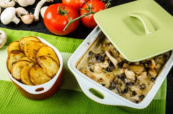 Baked chicken with mushrooms and cream — Stock Photo, Image