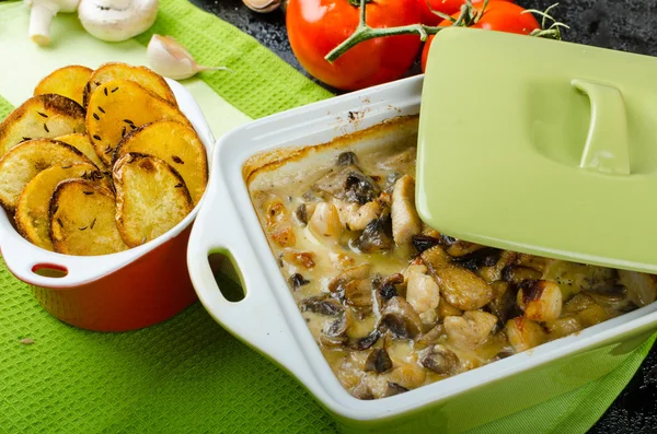 Gebackenes Huhn mit Champignons und Sahne — Stockfoto