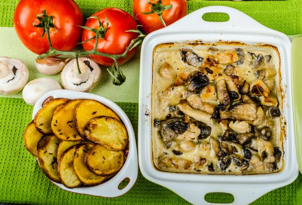 Gebackenes Huhn mit Champignons und Sahne — Stockfoto