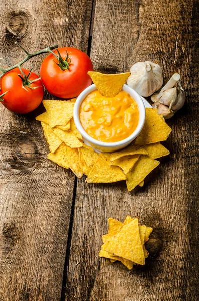 Tortillachips met tomaat en kaas-knoflook duik — Stockfoto