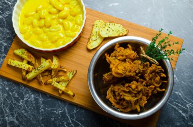 Bhajjis ve kavrulmuş patates gnocchi köri