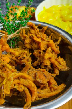 Bhajjis ve kavrulmuş patates gnocchi köri