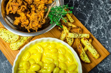 Bhajjis ve kavrulmuş patates gnocchi köri