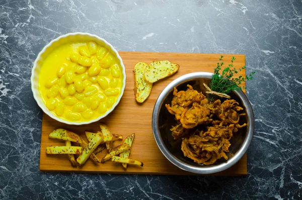 Gnocchi de curry con bhajjis y patata asada —  Fotos de Stock