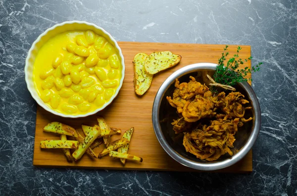 Curry-Gnocchi mit Bhajjis und Bratkartoffeln — Stockfoto