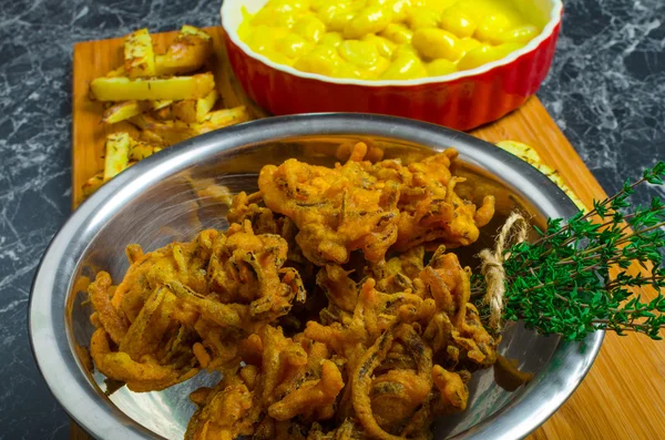 Curry-Gnocchi mit Bhajjis und Bratkartoffeln — Stockfoto