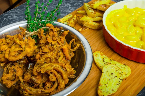 Gnocchi de curry con bhajjis y patata asada — Foto de Stock