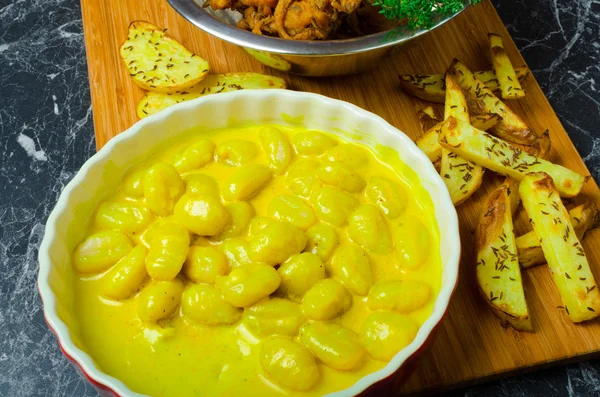 Gnocchi de curry con bhajjis y patata asada —  Fotos de Stock