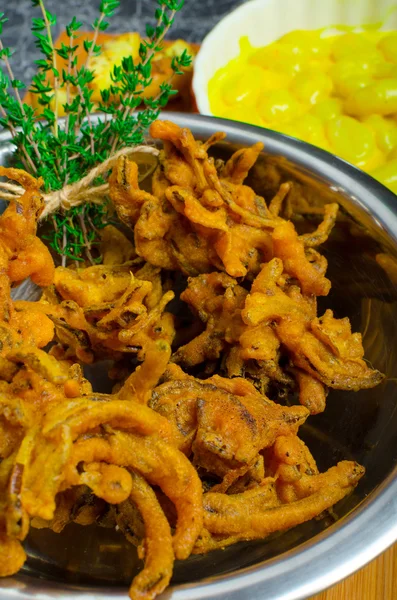 Curry-Gnocchi mit Bhajjis und Bratkartoffeln — Stockfoto