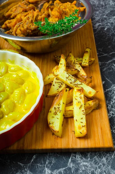 Curry-Gnocchi mit Bhajjis und Bratkartoffeln — Stockfoto