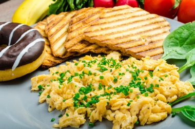 Panini bıçak ile sağlıklı kahvaltı pişmiş yumurta, tost