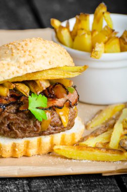 Sığır eti burger pastırma, kaşar peyniri, ev yapımı patates kızartması ile