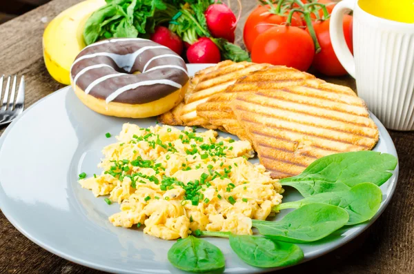 健康早餐韭菜炒鸡蛋，帕尼尼干杯 — 图库照片