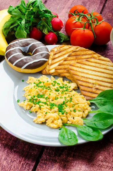 Gezond ontbijt roerei met bieslook, panini toast — Stockfoto