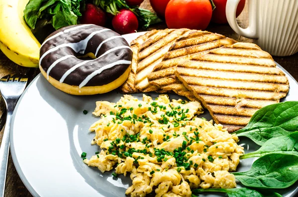 Gezond ontbijt roerei met bieslook, panini toast — Stockfoto