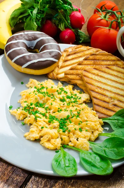健康早餐韭菜炒鸡蛋，帕尼尼干杯 — 图库照片