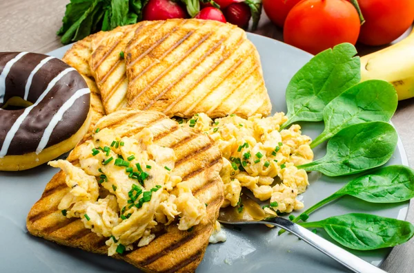 Desayuno saludable huevos revueltos con cebollino, pan tostado —  Fotos de Stock